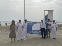 La Bandiera Blu issata nella Spiaggia Libera del Lungomare Deledda