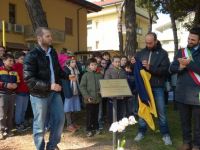 Una targa in ricordo di Alessandro Giorgi,  giovane cervese vittima della strada, nell’area verde fra viale Titano e viale Emilia