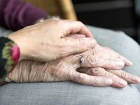 I consigli per i nostri anziani al domicilio e per chi si prende cura di loro