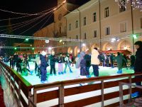 La pista del ghiaccio in piazza Garibaldi aperta fino al 25 febbraio