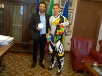 Il sindaco Luca Coffari ha incontrato Roberto Poggiali pilota e  stunt rider  campione europeo del Quad Evolution