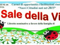 Il sindaco Luca Coffari  ha consegnato il cofanetto “Nuovi nati: il sale della vita” a Aura Nila  Magnani e Tommaso Lettieri, i primi nati del 2015