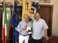 Alessandro Savelli ha donato il suo ultimo libro al sindaco