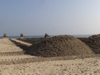 Continuano i lavori di costruzione della duna a protezione dell’arenile