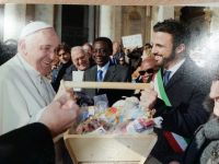 Il sindaco Luca Coffari ha consegnato il sale di Cervia a Papa Francesco